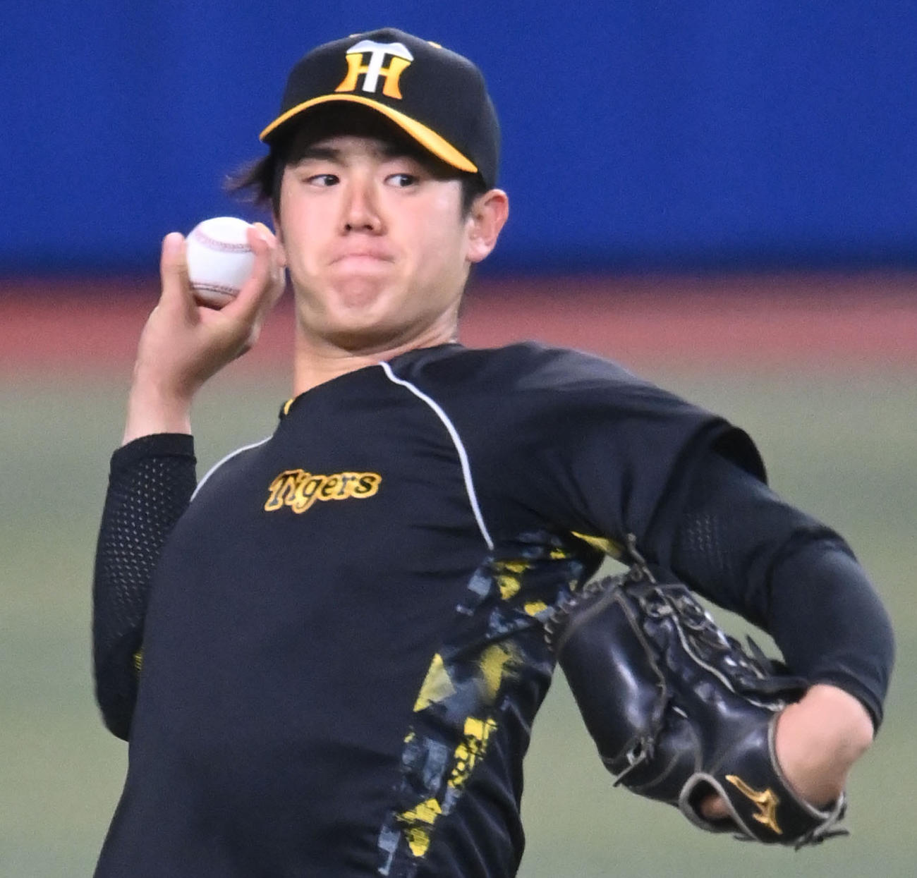 キャッチボールをする石黒（撮影・森本幸一）
