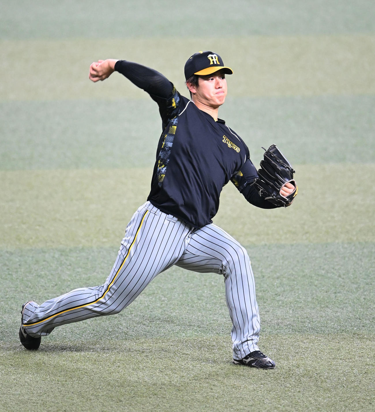 キャッチボールをする石黒（撮影・森本幸一）