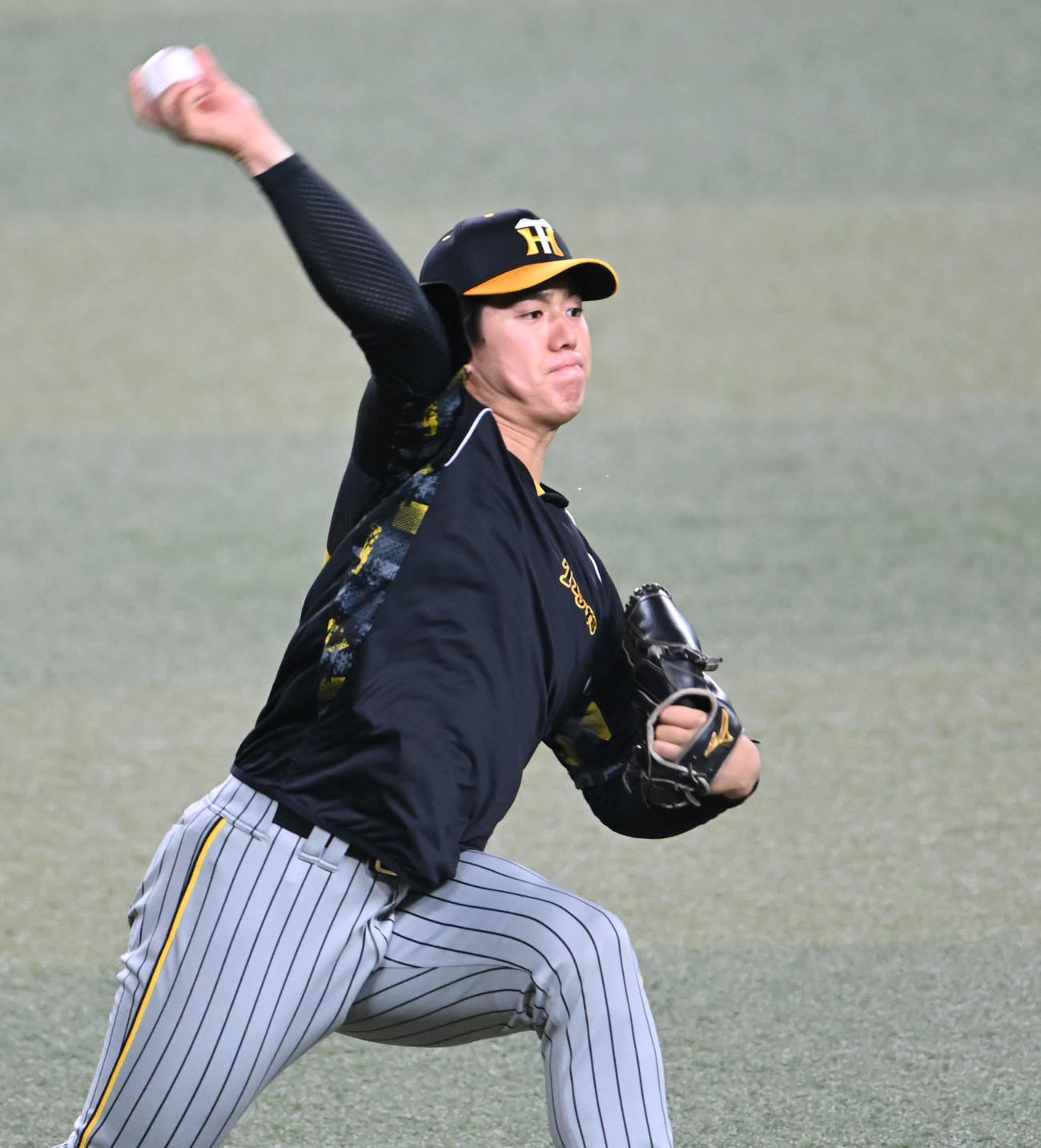 キャッチボールをする石黒（撮影・森本幸一）