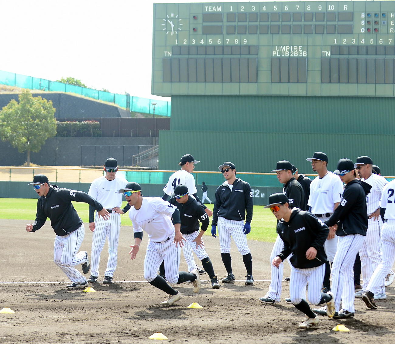 ダッシュをする高橋主将（左端）らくふうハヤテの選手たち
