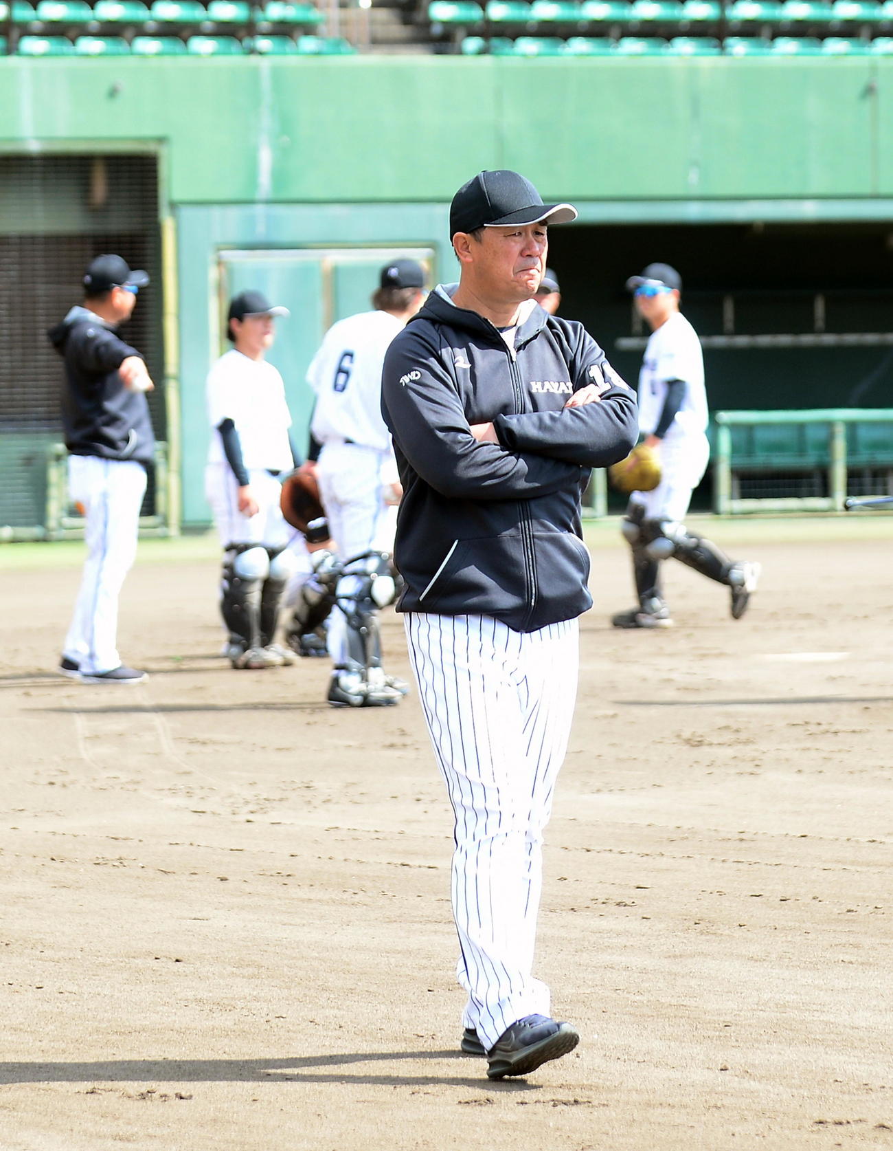 練習を見守るくふうハヤテ赤堀監督