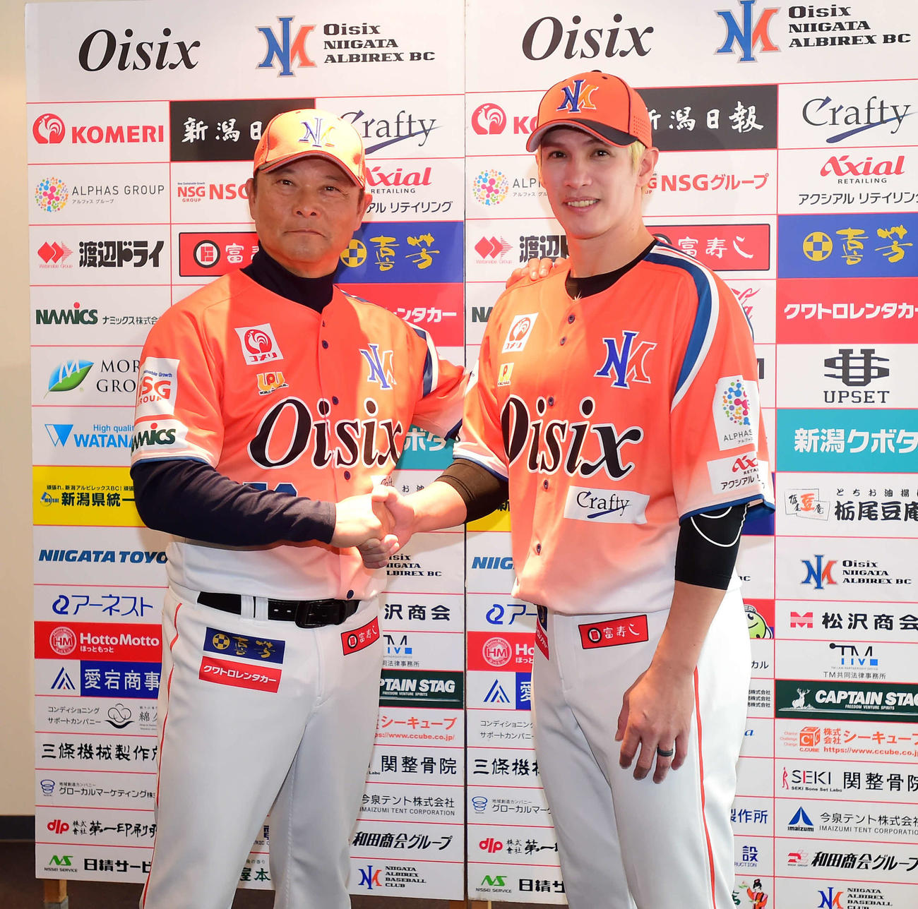 オイシックス入団会見で橋上監督（左）と握手を交わす陽岱鋼（撮影・大島享也）