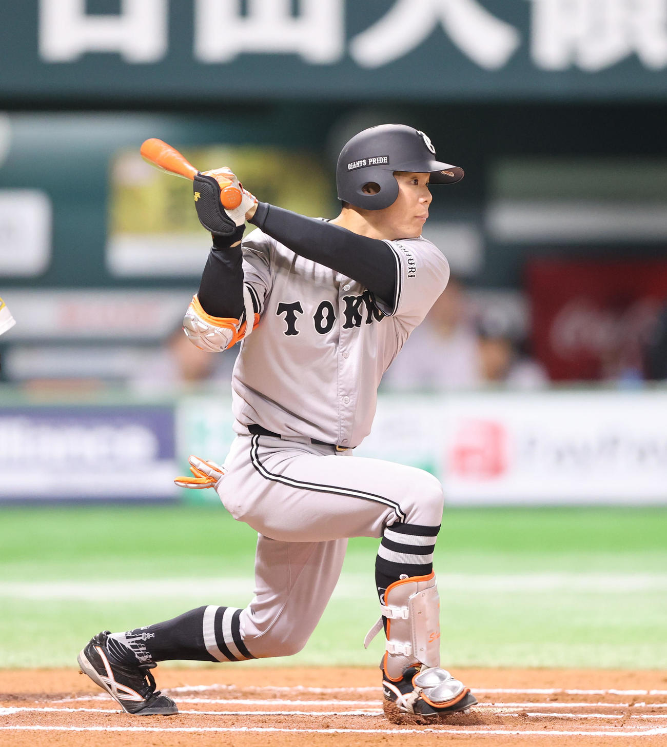 ソフトバンク対巨人　6回表巨人無死一塁、佐々木は右前安打を放つ（撮影・梅根麻紀）