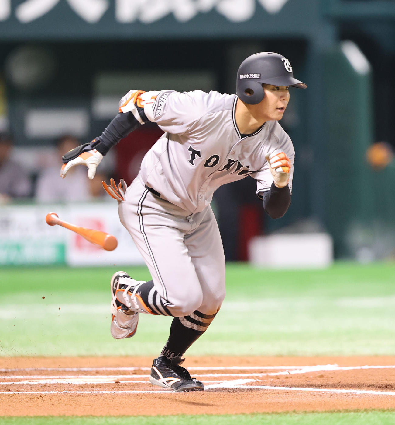 ソフトバンク対巨人　6回表巨人無死一塁、佐々木は右前安打を放つ（撮影・梅根麻紀）