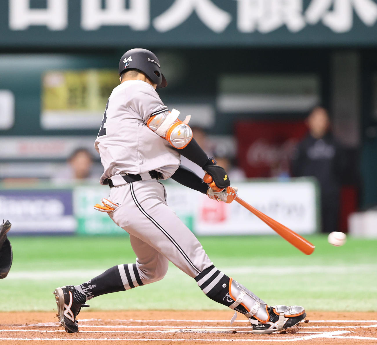 ソフトバンク対巨人　6回表巨人無死一塁、佐々木は右前安打を放つ（撮影・梅根麻紀）