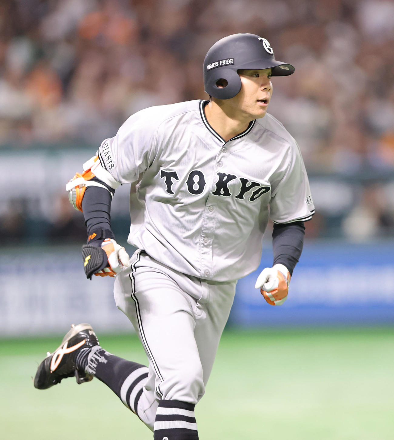 ソフトバンク対巨人　6回表巨人無死一塁、佐々木は右前安打を放つ（撮影・梅根麻紀）
