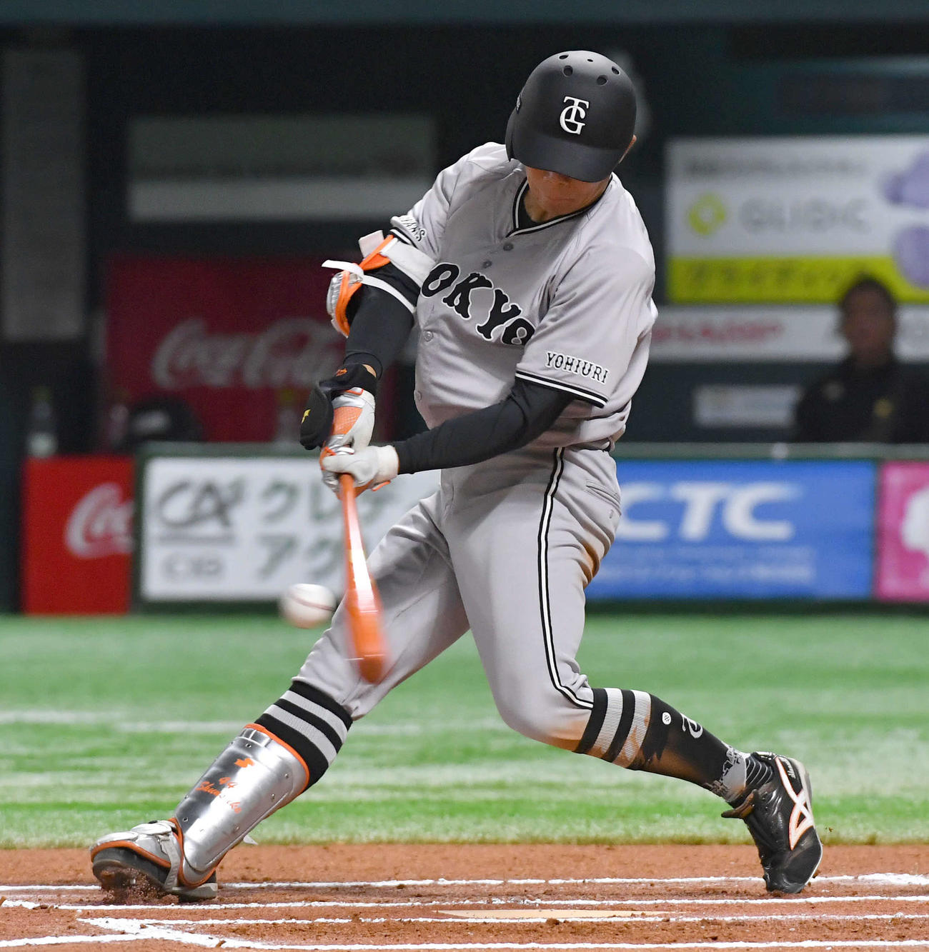 ソフトバンク対巨人　6回表巨人1死一塁、佐々木は右前安打を放つ（撮影・岩下翔太）