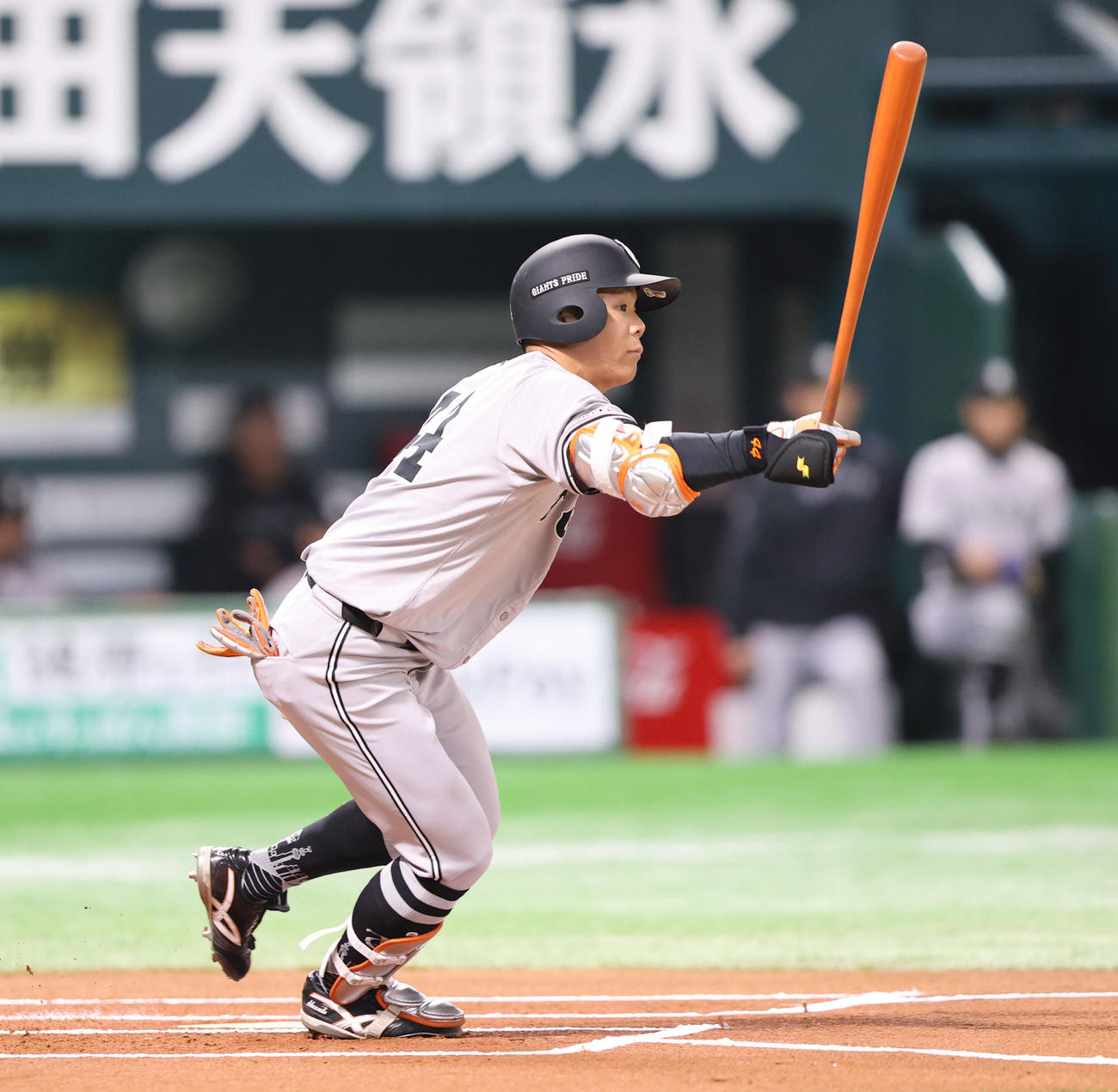 ソフトバンク対巨人　1回表巨人1死、佐々木は内野安打を放つ（撮影・梅根麻紀）