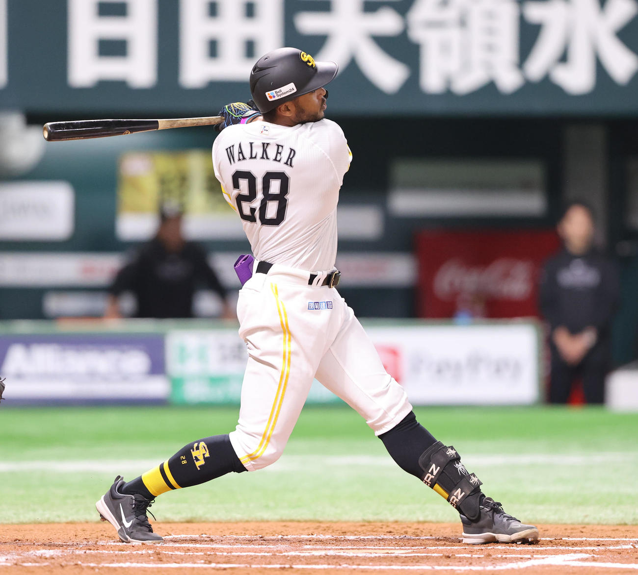 ソフトバンク対巨人　6回裏ソフトバンク1死二塁、ウォーカーは左越えに2点本塁打を放つ（撮影・梅根麻紀）