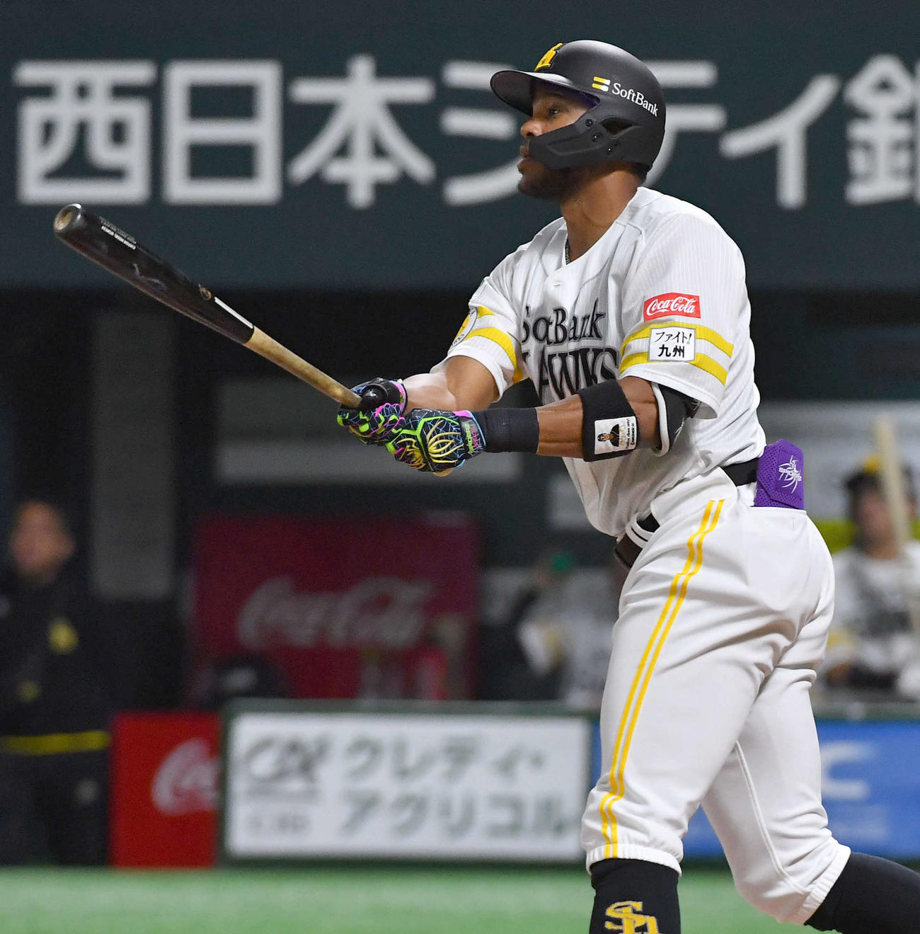 ソフトバンク対巨人　6回裏ソフトバンク1死二塁、ウォーカーは左越え2点本塁打を放つ（撮影・岩下翔太）