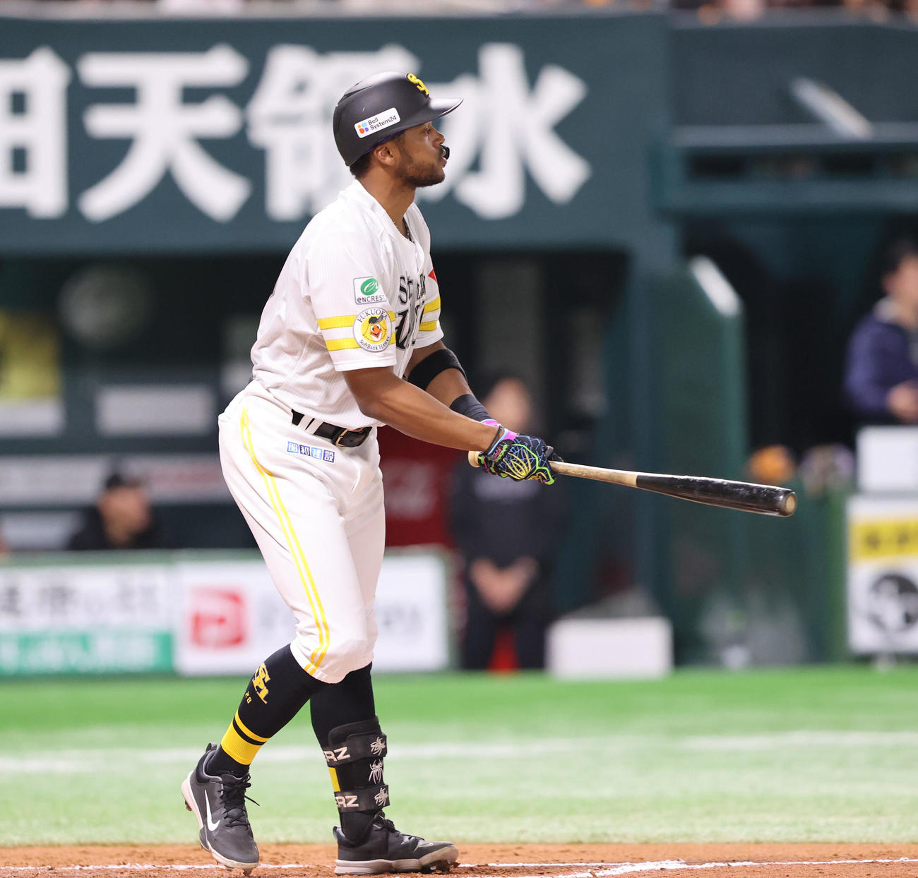 ソフトバンク対巨人　6回裏ソフトバンク1死二塁、ウォーカーは左越えに2点本塁打を放つ（撮影・梅根麻紀）
