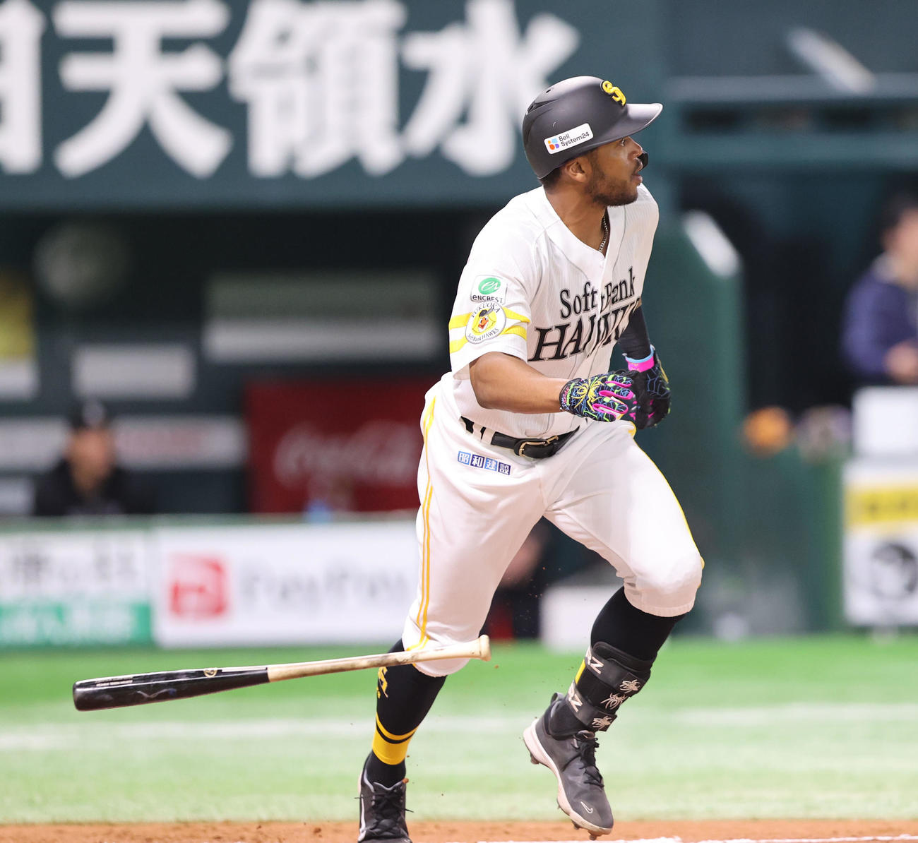 ソフトバンク対巨人　6回裏ソフトバンク1死二塁、ウォーカーは左越えに2点本塁打を放つ（撮影・梅根麻紀）