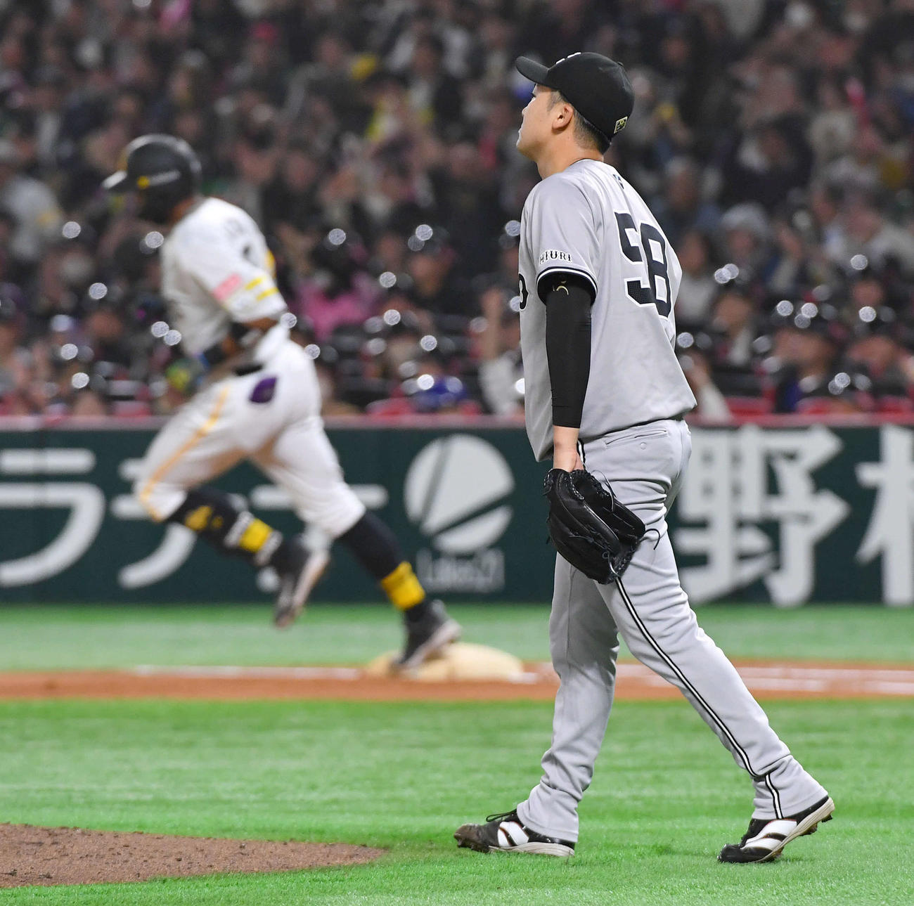 ソフトバンク対巨人　6回裏ソフトバンク1死二塁、ウォーカー（左）に左越え2点本塁打を打たれた船迫（撮影・岩下翔太）