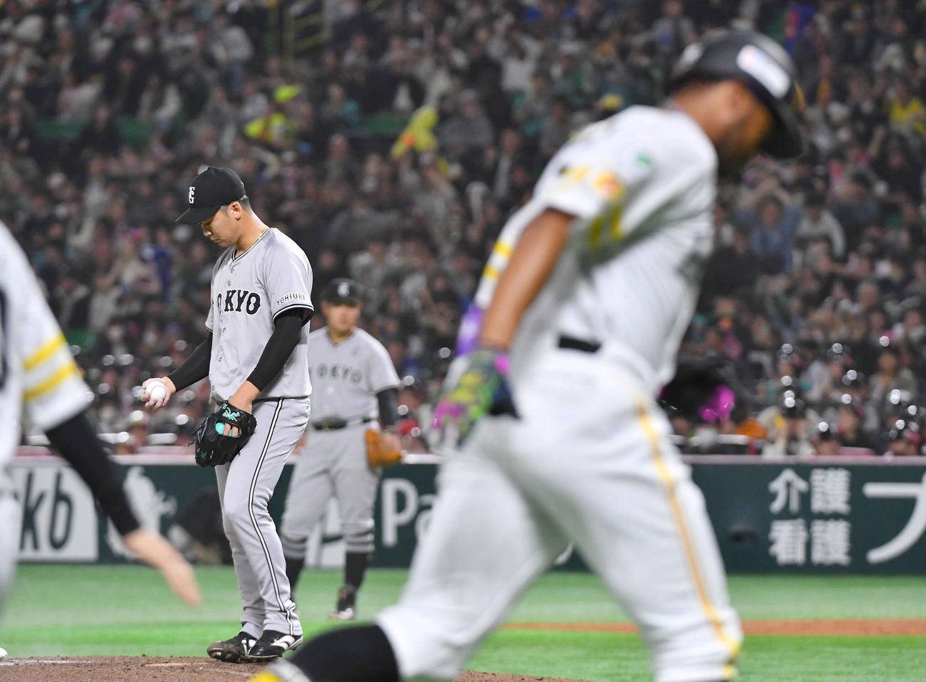 ソフトバンク対巨人　6回裏ソフトバンク1死二塁、ウォーカー（手前）に左越え2点本塁打を打たれ、肩を落とす船迫（撮影・岩下翔太）