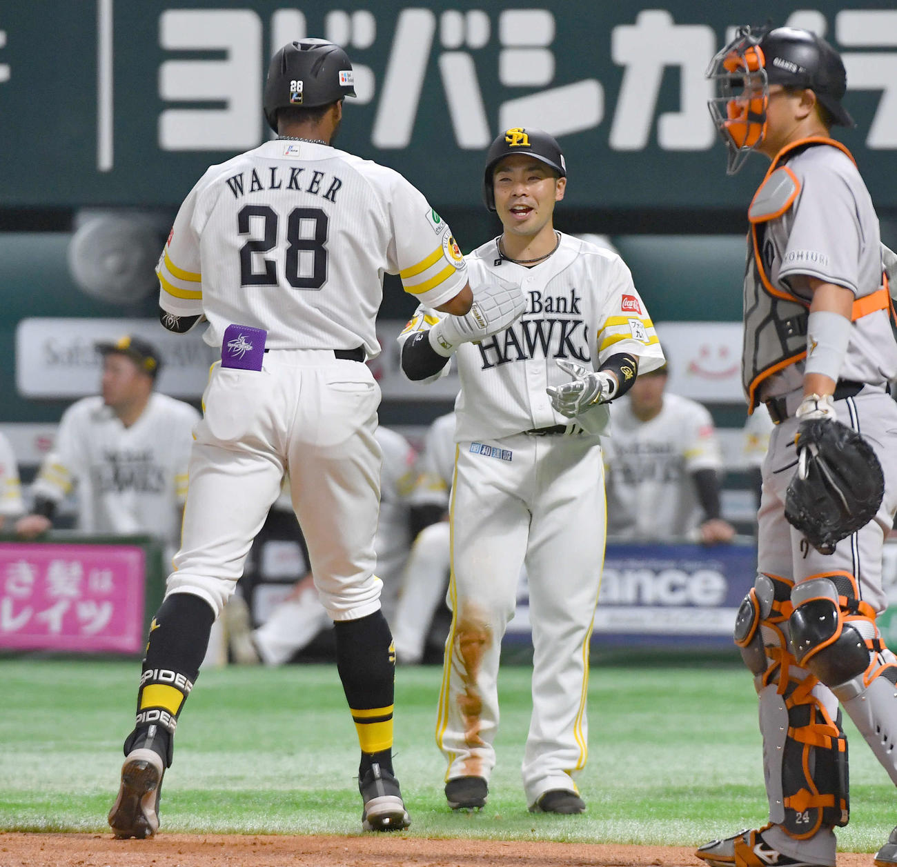 ソフトバンク対巨人　6回裏ソフトバンク1死二塁、左越え2点本塁打を放ったウォーカー（左）を笑顔で迎える近藤（撮影・岩下翔太）