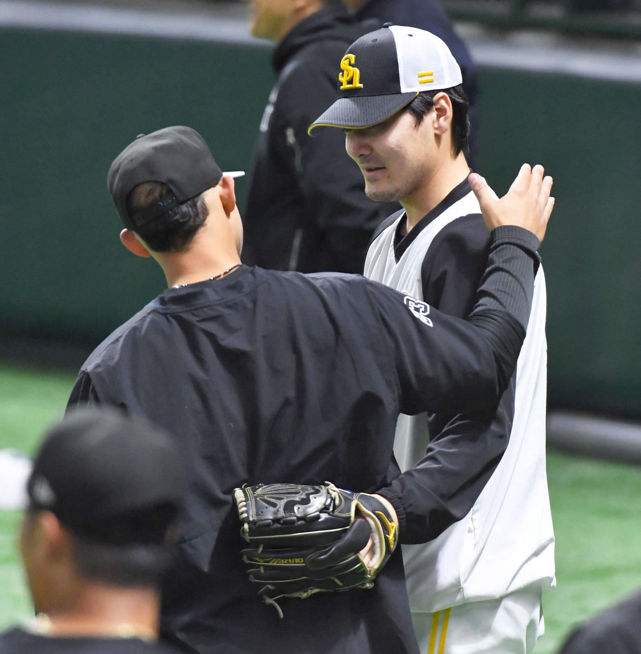 ソフトバンク対巨人　試合前、巨人オドーア（左）にあいさつするソフトバンク有原（撮影・岩下翔太）