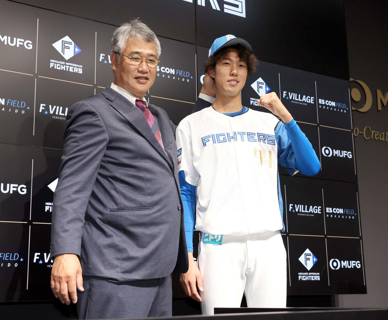 支配下登録され意気込む福島蓮。左は木田GM代行（撮影・黒川智章）