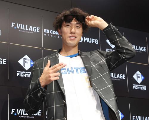 日本ハム】福島蓮、ユニホーム姿のド派手な“記者”に驚き「どこで着れ