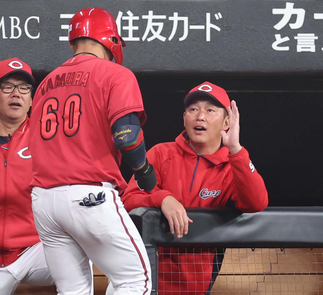 日本ハム対広島　5回表、本塁打を放った田村を出迎える新井監督（撮影・黒川智章）