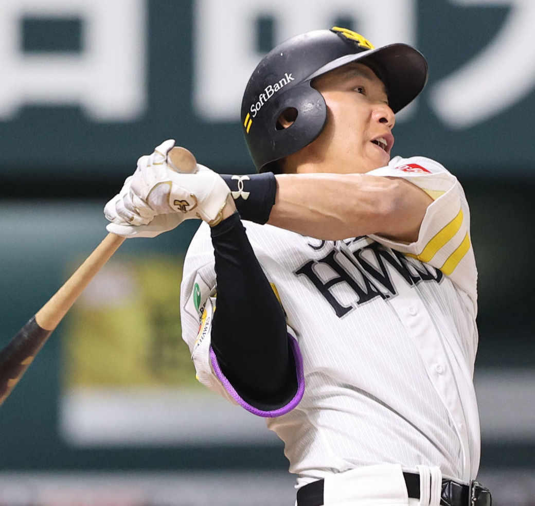 ソフトバンク対巨人　1回裏ソフトバンク1死一、二塁、柳田は右越え先制3点本塁打を放つ（撮影・梅根麻紀）