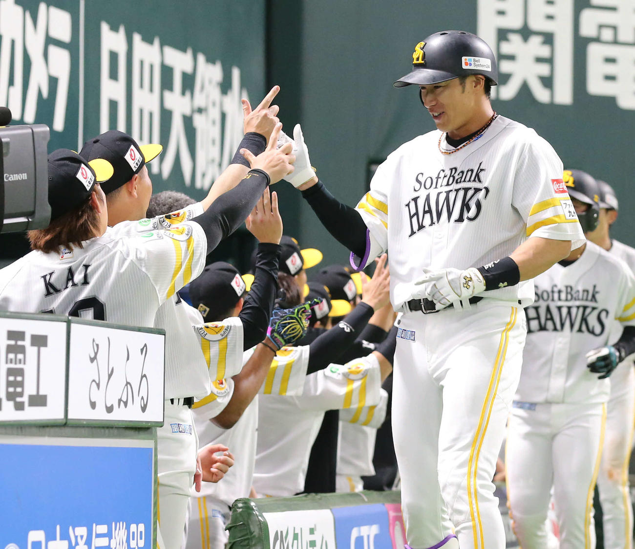 ソフトバンク対巨人　1回裏ソフトバンク1死一、二塁、柳田は右越えに先制3点本塁打を放ちベンチのナインとハイタッチ（撮影・梅根麻紀）