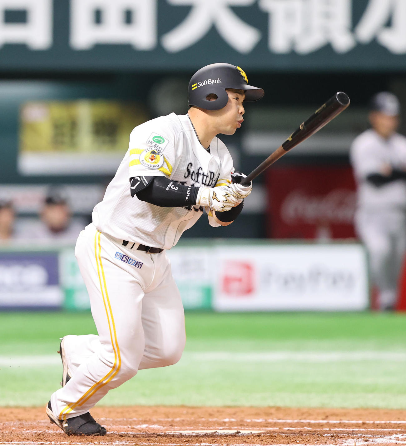 ソフトバンク対巨人　4回裏ソフトバンク1死、近藤は右前安打を放つ（撮影・梅根麻紀）