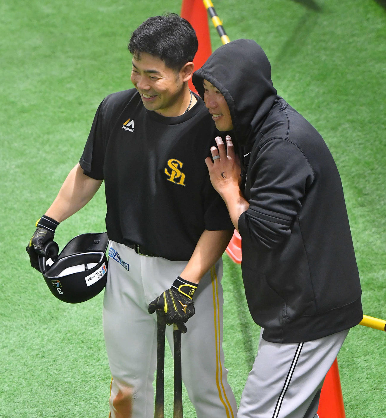 ソフトバンク対巨人　試合前、ソフトバンク近藤（左）と記念撮影する巨人矢野コーチ（撮影・岩下翔太）