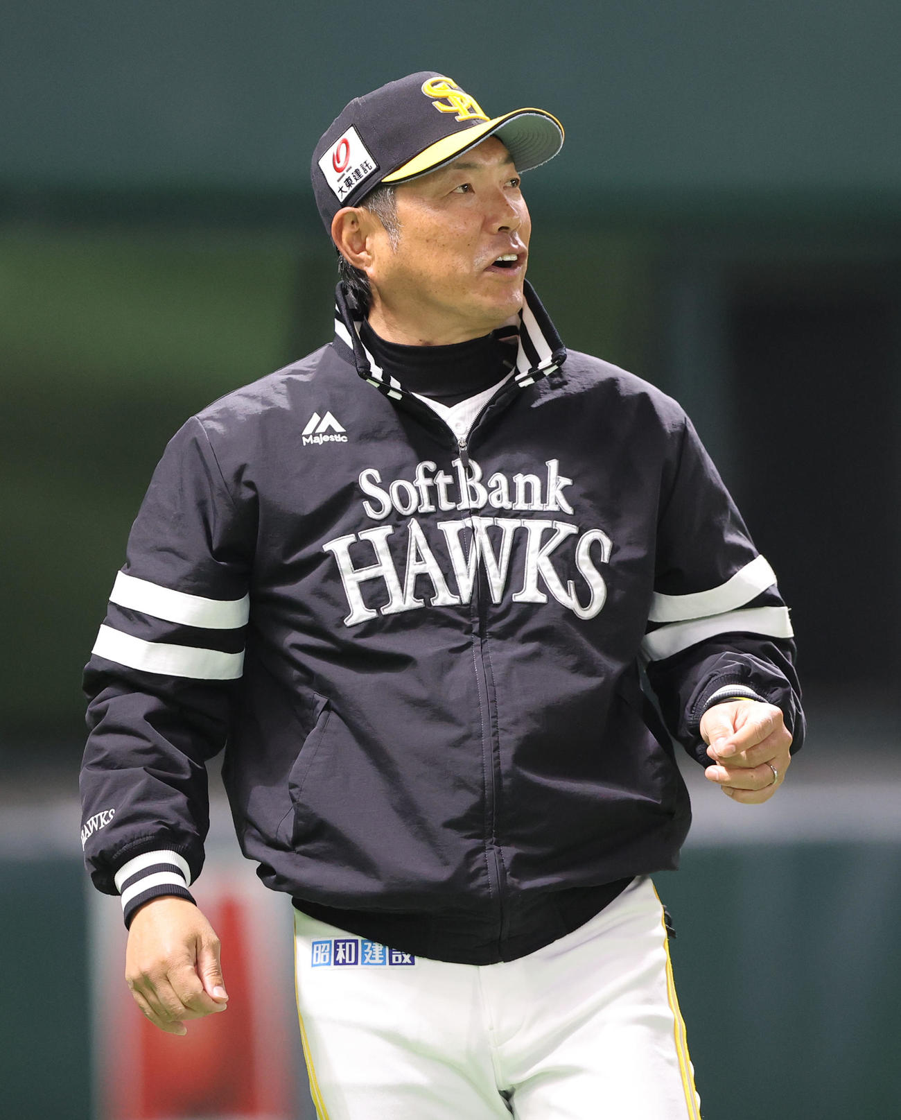 ソフトバンク対巨人　審判に選手交代を告げる小久保監督（撮影・梅根麻紀）