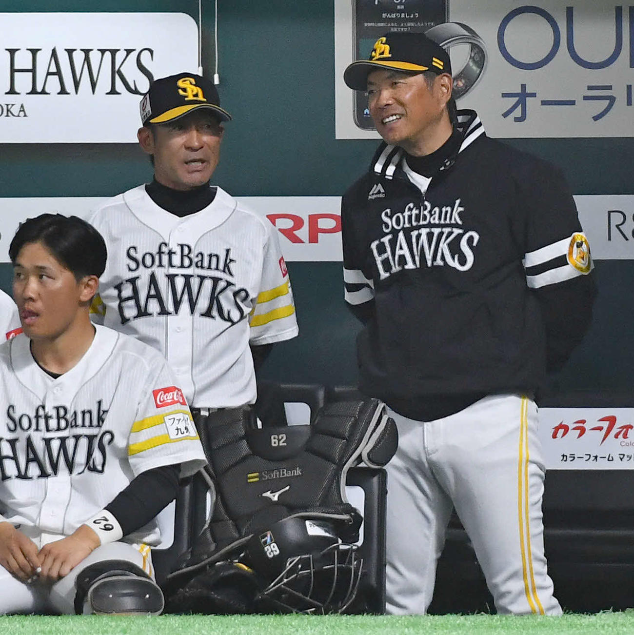 ソフトバンク対巨人　5回裏、奈良原ヘッドコーチ（左から2人目）と笑顔で話す小久保監督（撮影・岩下翔太）