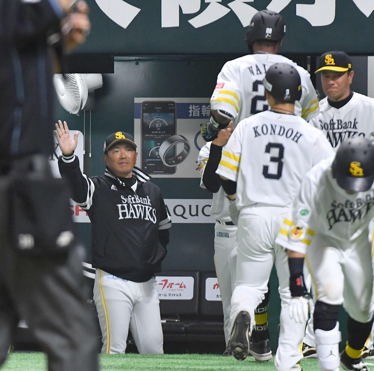 ソフトバンク対巨人　6回裏ソフトバンク1死二塁、左越え2点本塁打を放ったウォーカー（右から2人目）を迎える小久保監督（左）（撮影・岩下翔太）