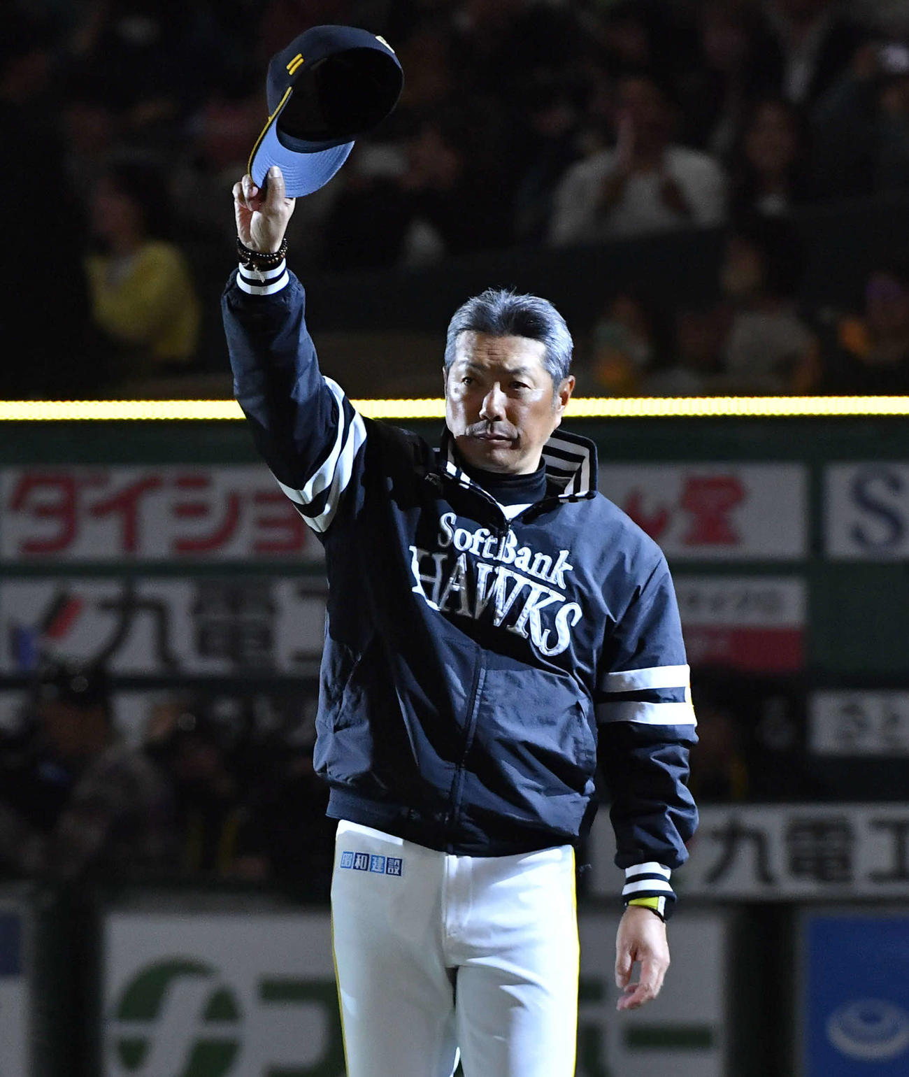 ソフトバンク対巨人　巨人に勝利し、ファンに一礼する小久保監督（撮影・岩下翔太）