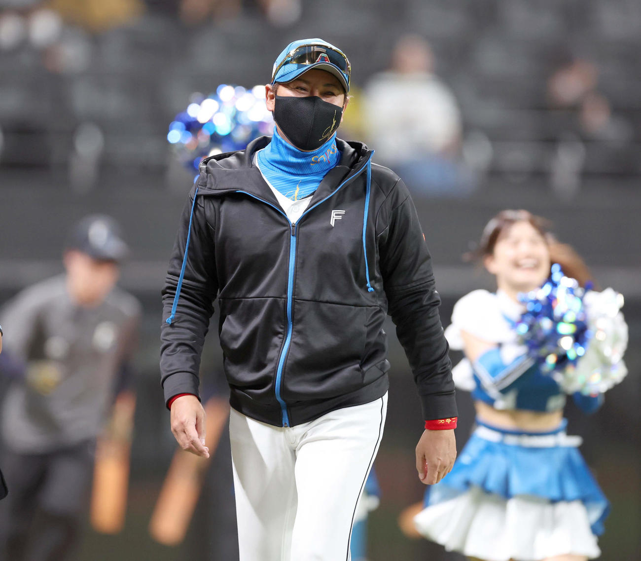 日本ハム対広島　笑顔で選手交代を告げる新庄監督（撮影・黒川智章）