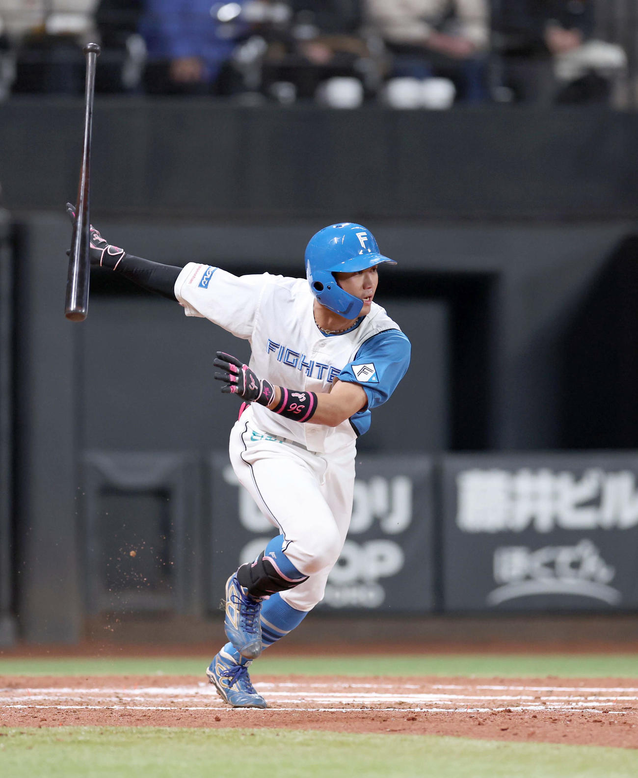 日本ハム対広島　3回裏日本ハム2死、右前打を放つ細川（撮影・黒川智章）