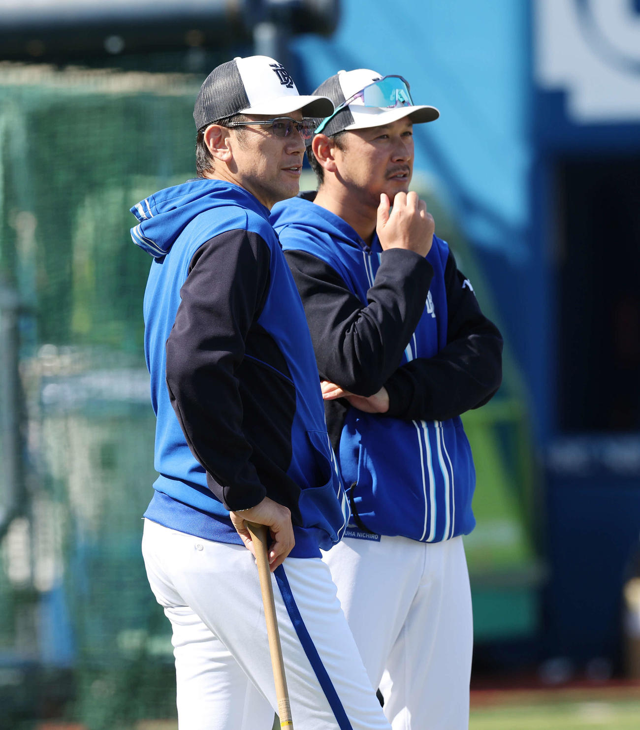 DeNA対楽天　試合前練習を見守るDeNA三浦監督（左）（撮影・宮地輝）