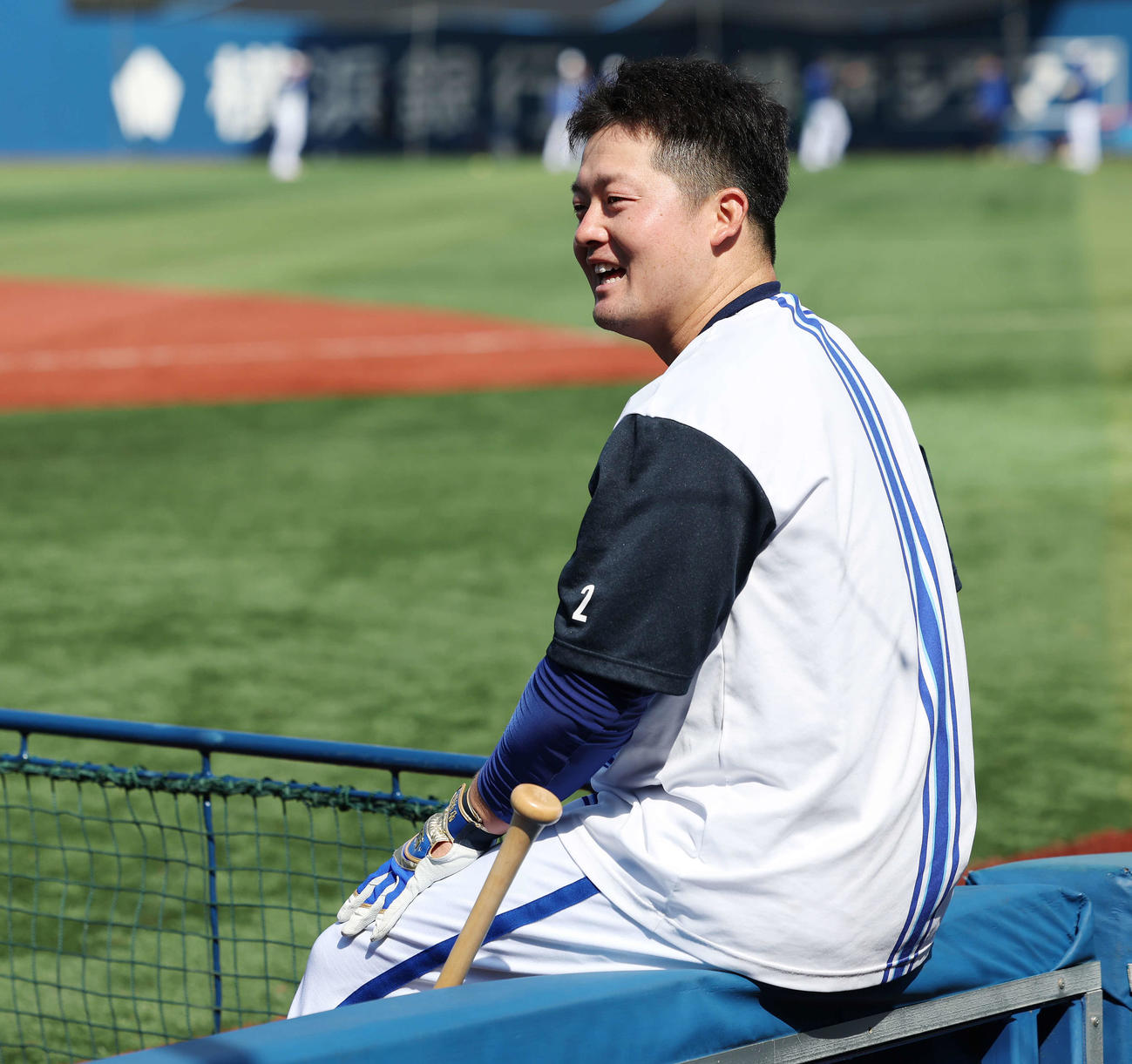 DeNA対楽天　試合前、笑顔を見せるDeNA牧（撮影・宮地輝）