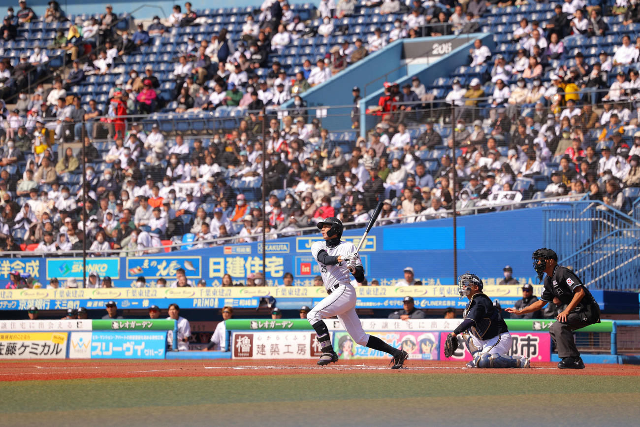 ロッテ対オリックス　1回裏ロッテ無死、左越え同点ソロ本塁打を放つ岡（撮影・河田真司）