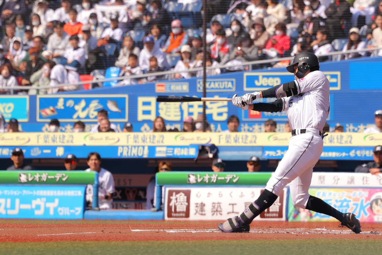 ロッテ対オリックス　1回裏ロッテ無死、左越え同点ソロ本塁打を放つ岡（撮影・河田真司）
