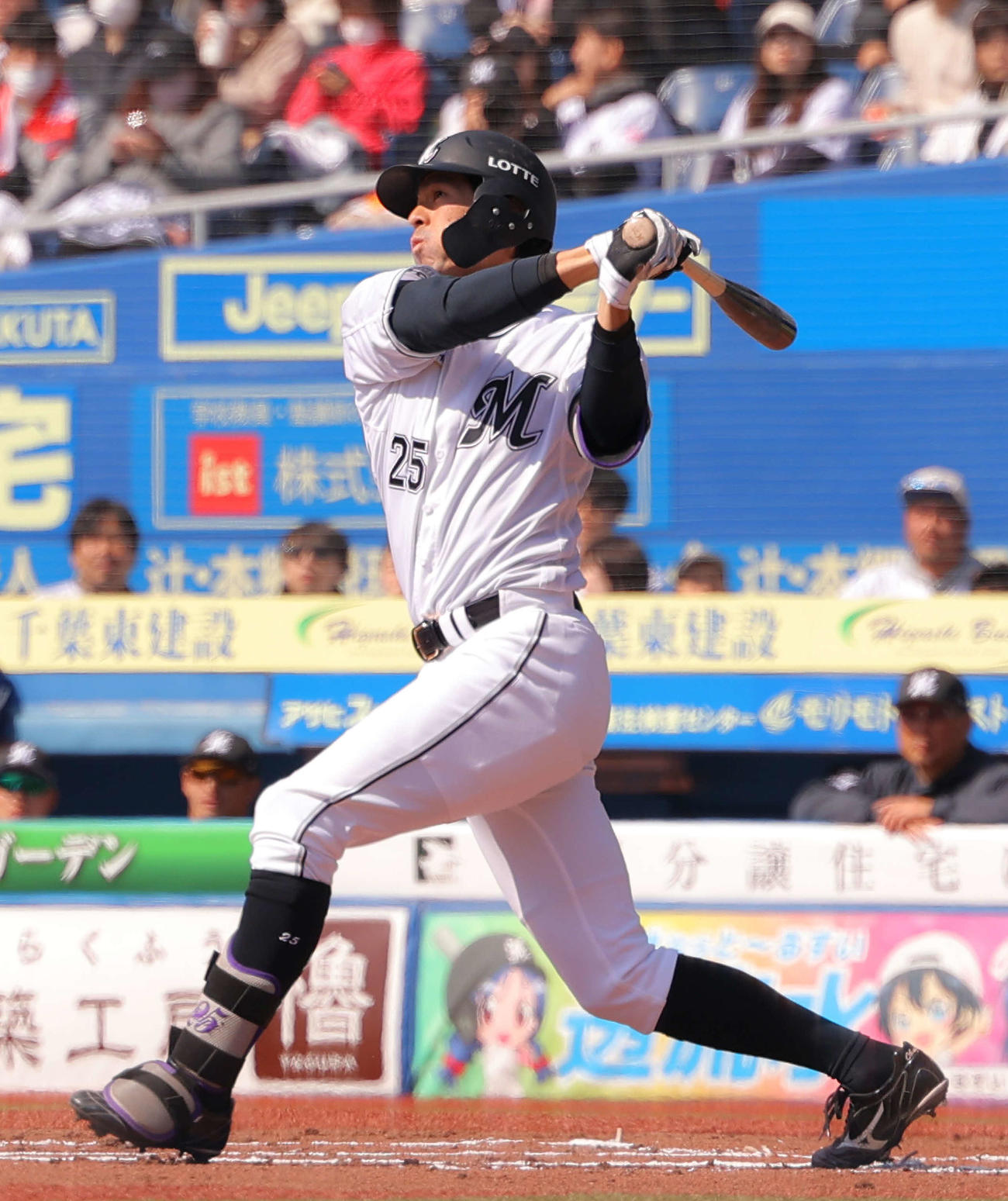 ロッテ対オリックス　1回裏ロッテ無死、左越え同点ソロ本塁打を放つ岡（撮影・河田真司）
