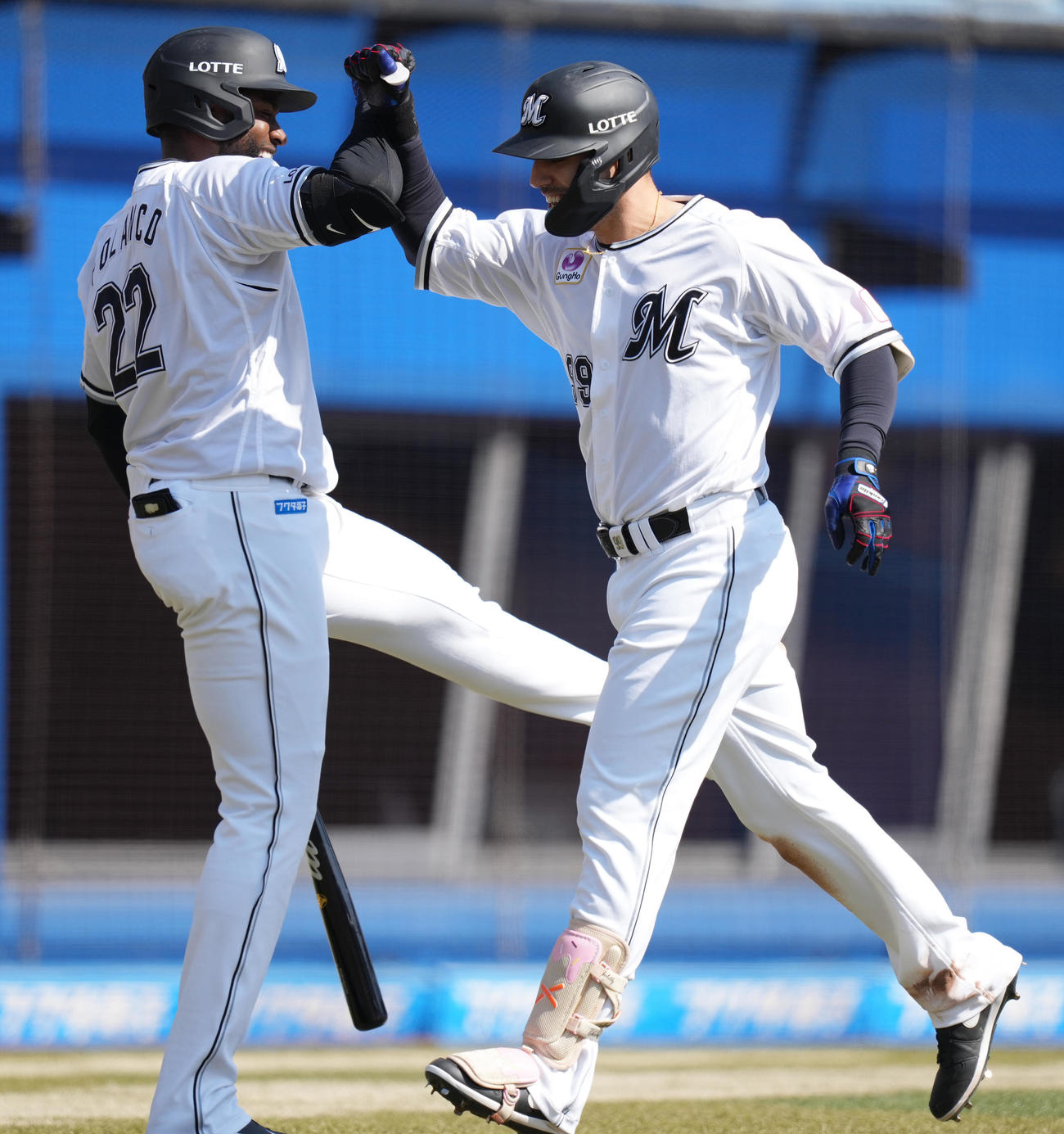 ロッテ対オリックス　2回裏ロッテ2死、右越えソロ本塁打を放ったソト（右）はポランコと笑顔でタッチを交わす（撮影・鈴木みどり）