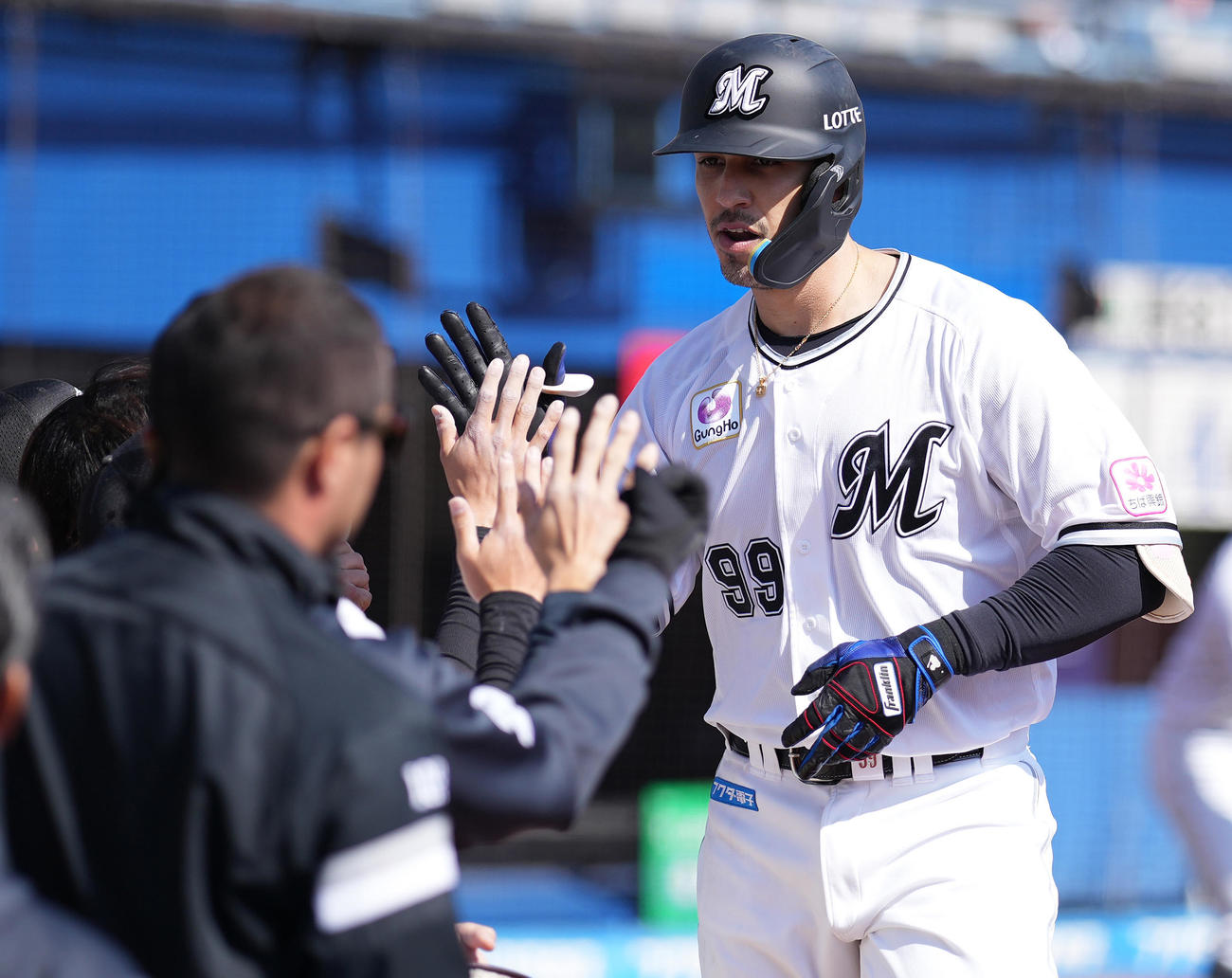 ロッテ対オリックス　2回裏ロッテ2死、右越えソロ本塁打を放ったソトはナインと笑顔でハイタッチ（撮影・鈴木みどり）