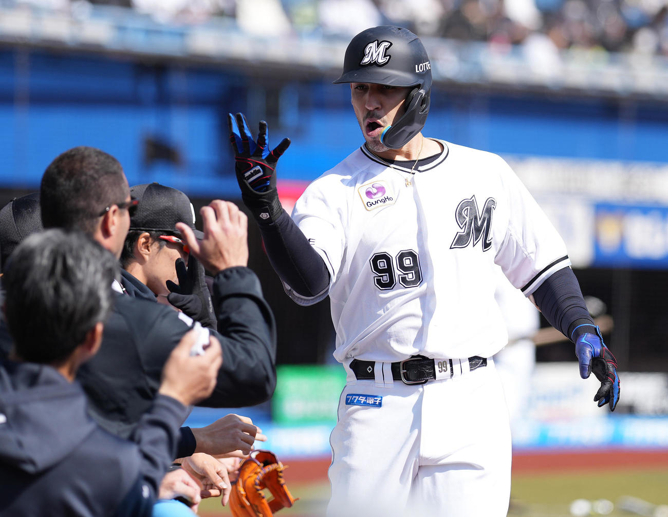 ロッテ対オリックス　2回裏ロッテ2死、右越えソロ本塁打を放ったソトはベンチ前で笑顔（撮影・鈴木みどり）