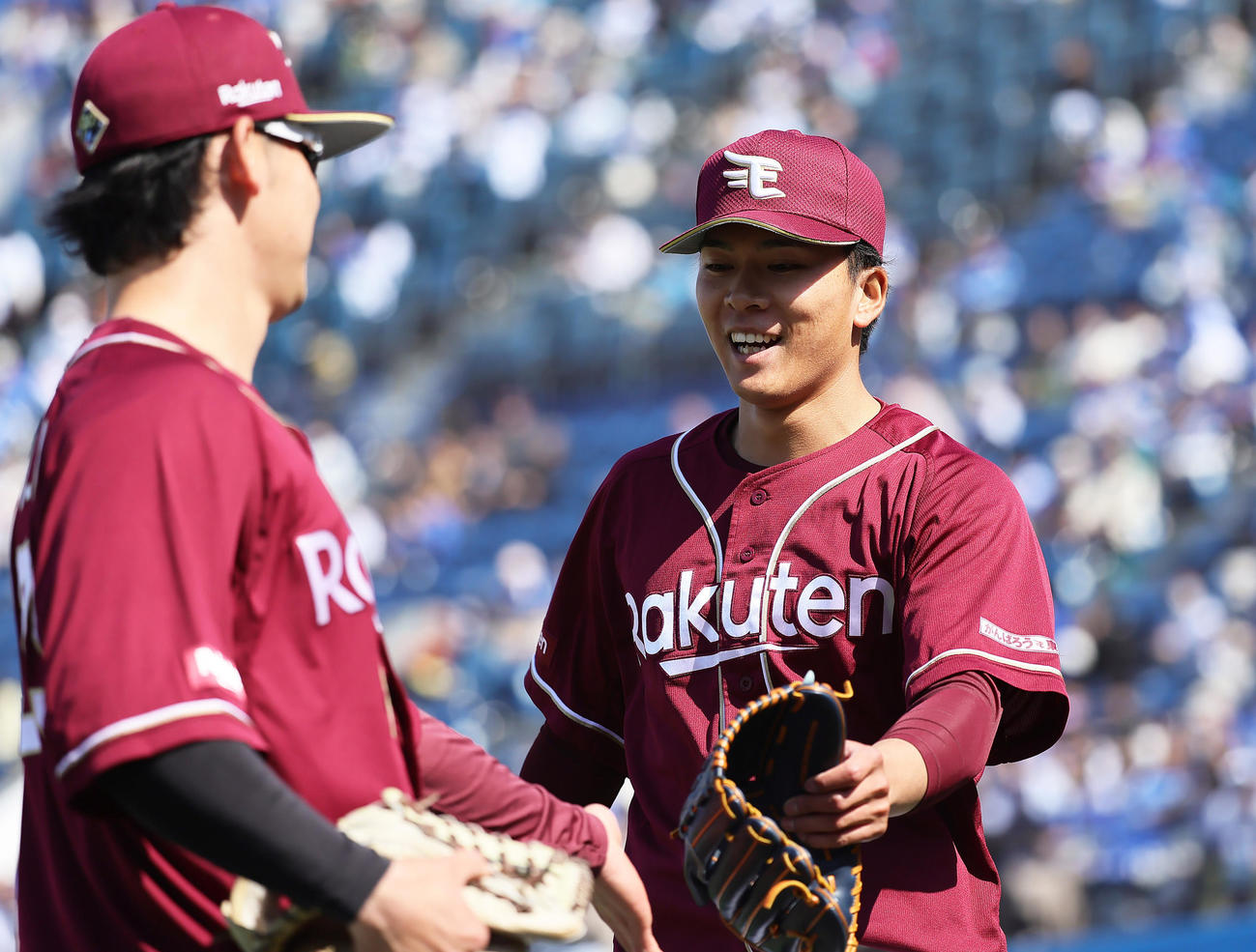 DeNA対楽天　3回、好捕を見せた左翼手伊藤裕（左）を笑顔で迎える早川（撮影・足立雅史）