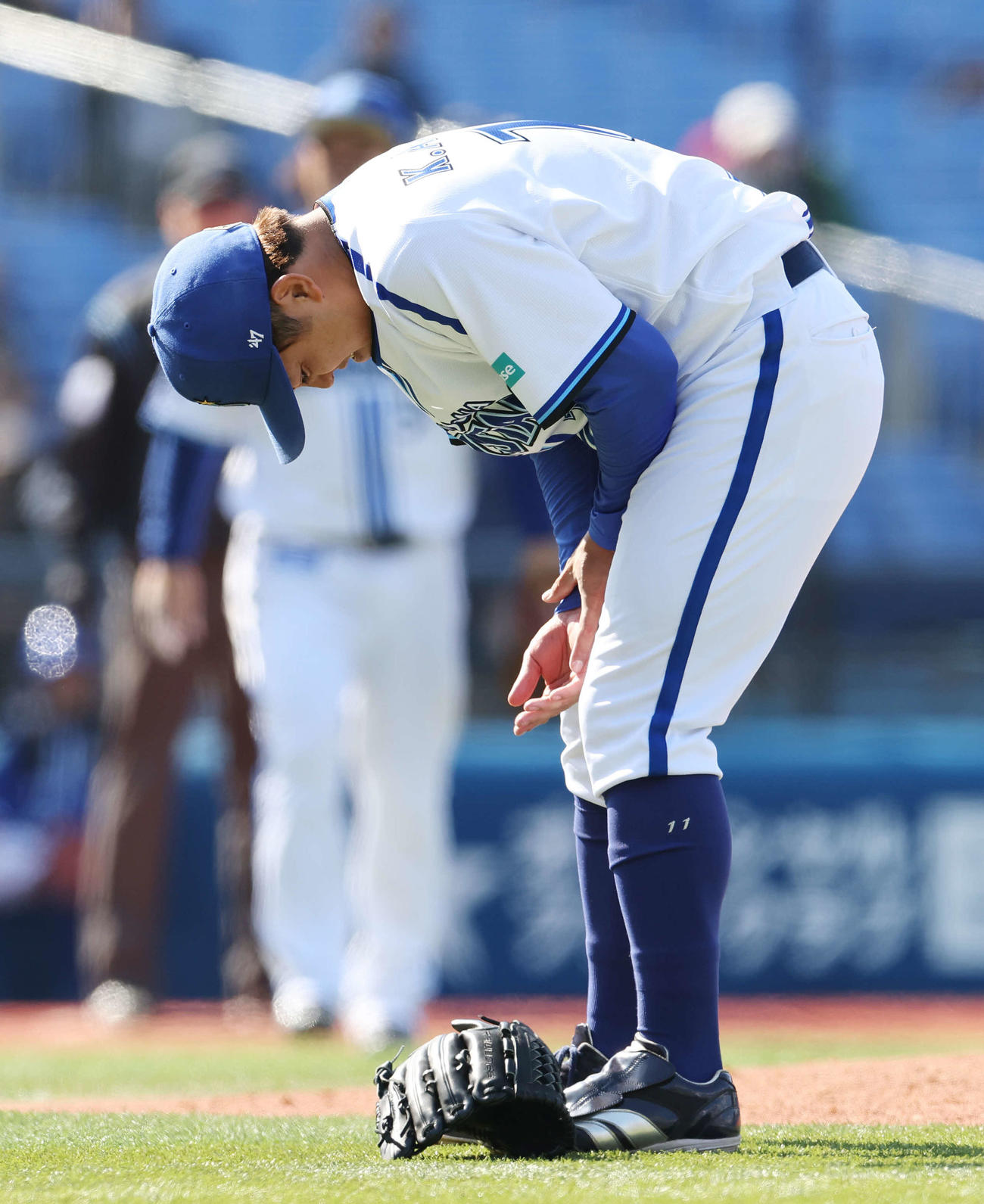 DeNA対楽天　5回表楽天1死二、三塁、田中和の打球が直撃し、右手を押さえる東東（撮影・宮地輝）