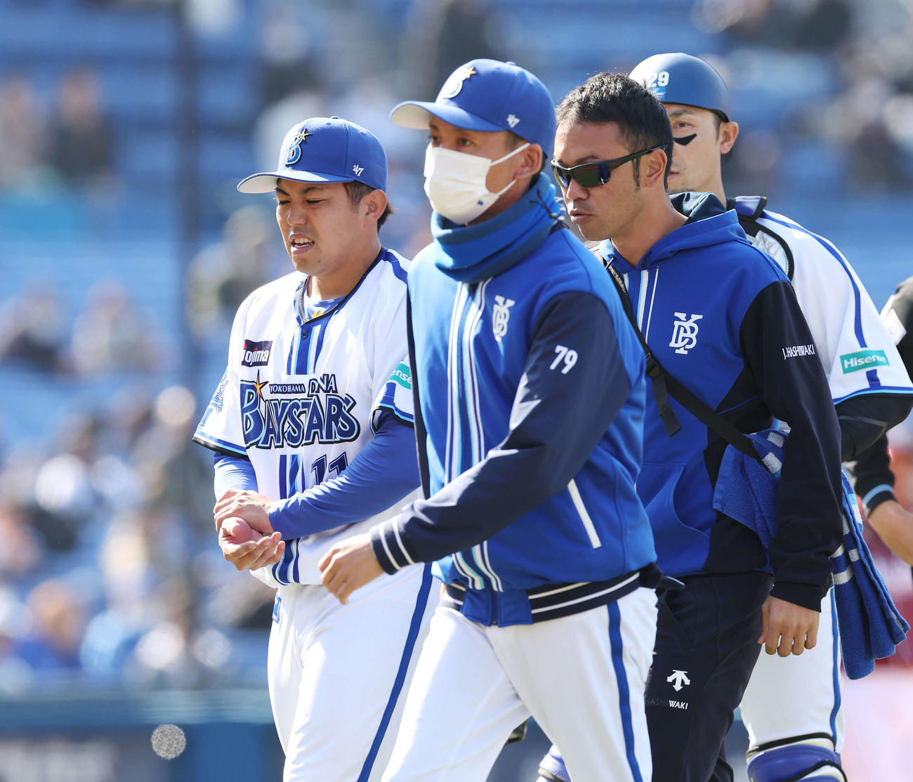 DeNA対楽天　5回表楽天1死二、三塁、田中和の打球が直撃し、右手首を押さえてベンチに下がる東（左）（撮影・宮地輝）