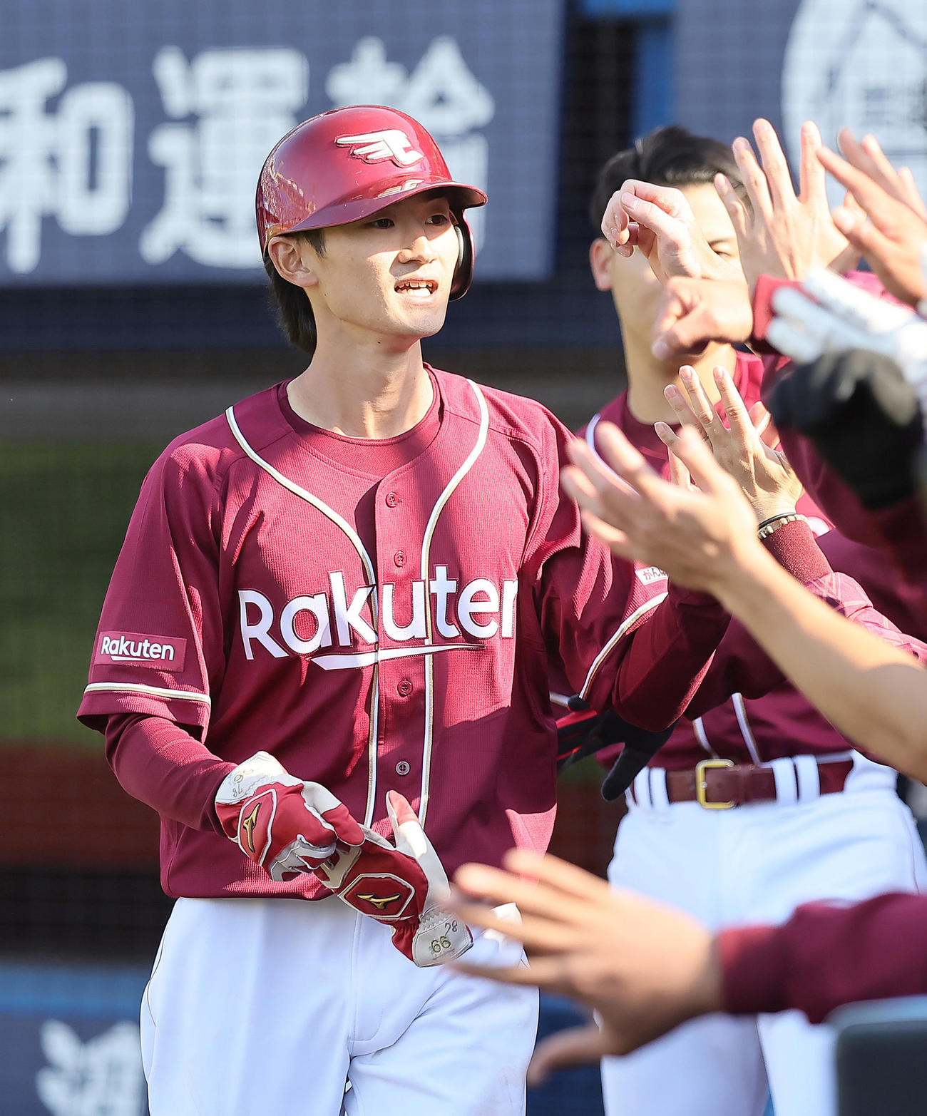 DeNA対楽天　6回表楽天無死一、二塁、島内の左適時二塁打で生還しタッチを交わす辰見（撮影・足立雅史）