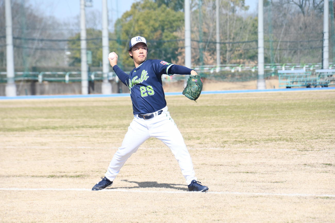 キャッチボールを再開したヤクルト小川