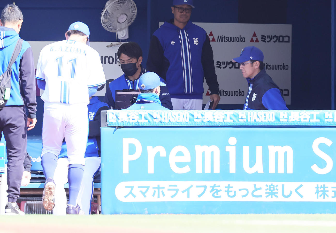 DeNA対楽天　5回表楽天1死二、三塁、田中和の打球を受け、ベンチに下がる東（左から2人目）を見つめる三浦監督（右端）（撮影・足立雅史）