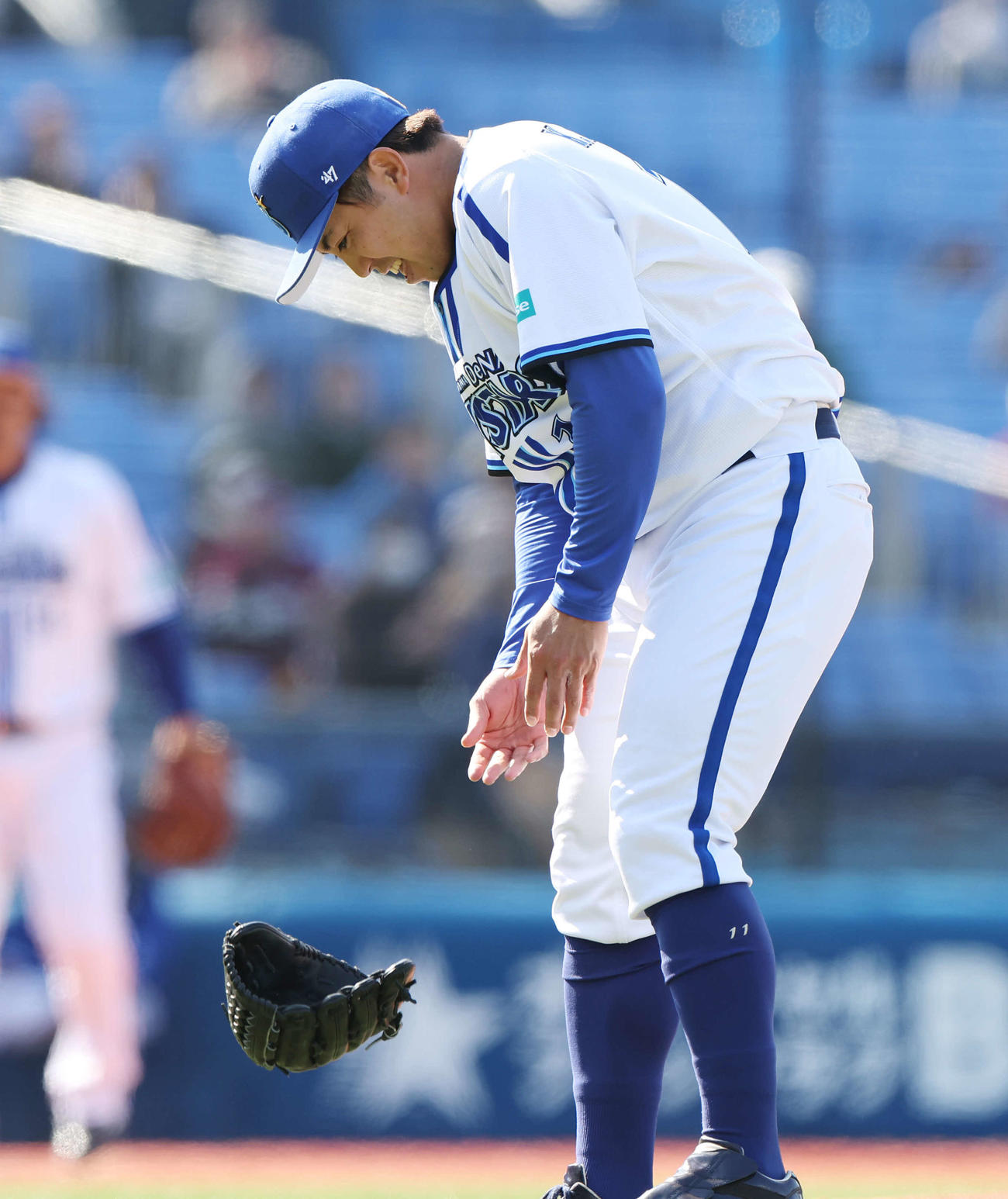 DeNA対楽天　5回表楽天1死二、三塁、田中和の打球が直撃し、グラブを外す東（撮影・宮地輝）