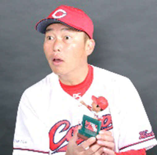 4月5日の中日戦と4月16日のDeNA戦の先着2万名に配られる広島新井貴浩監督のボブルヘッド人形（球団提供）