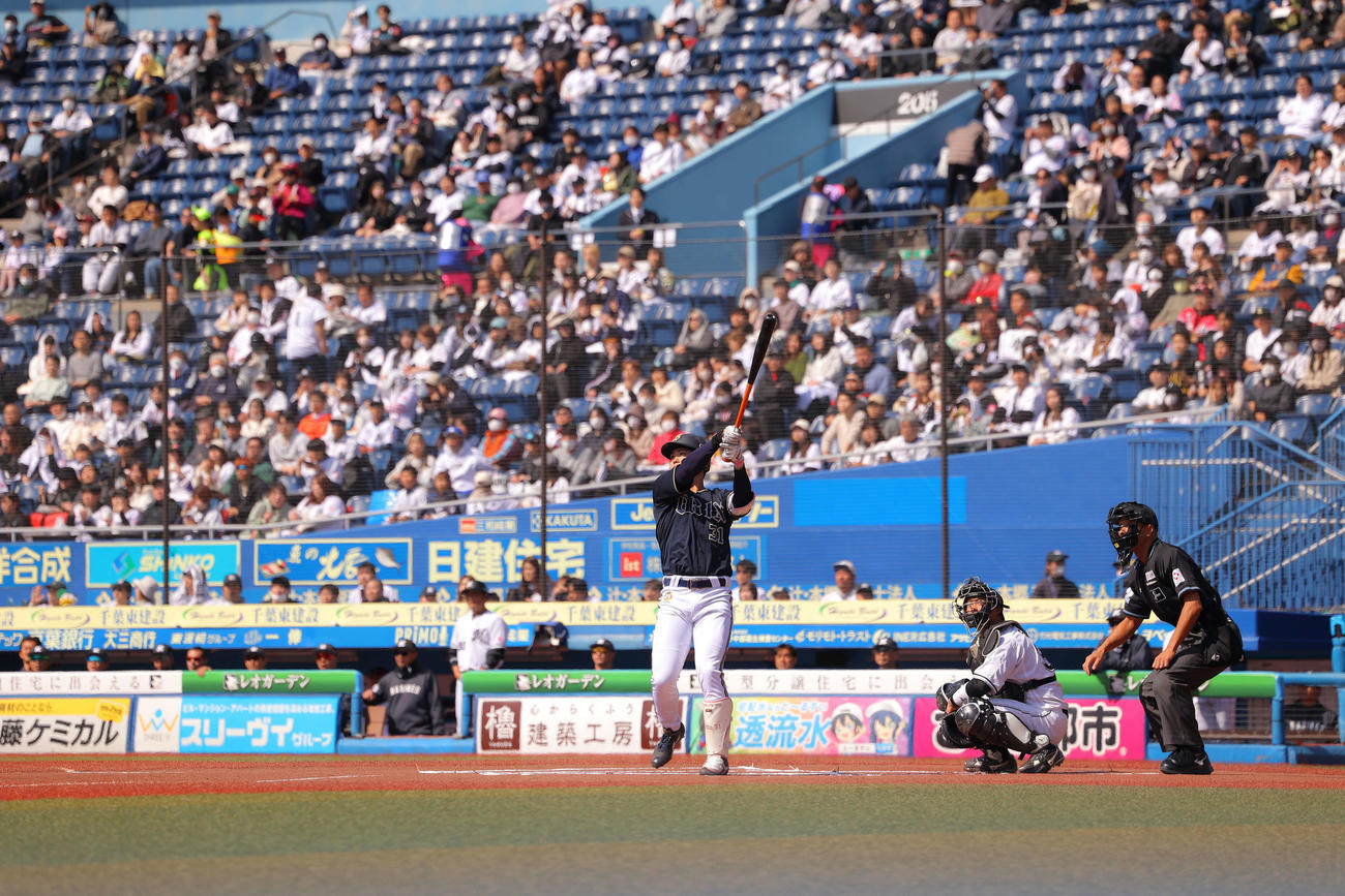 ロッテ対オリックス　1回表オリックス無死、左越え先制ソロ本塁打を放つ太田（撮影・河田真司）
